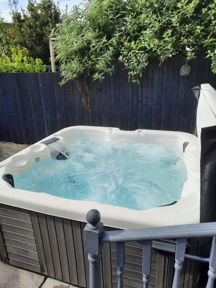Riverside House - enjoy relaxing in a bubbling hot tub
